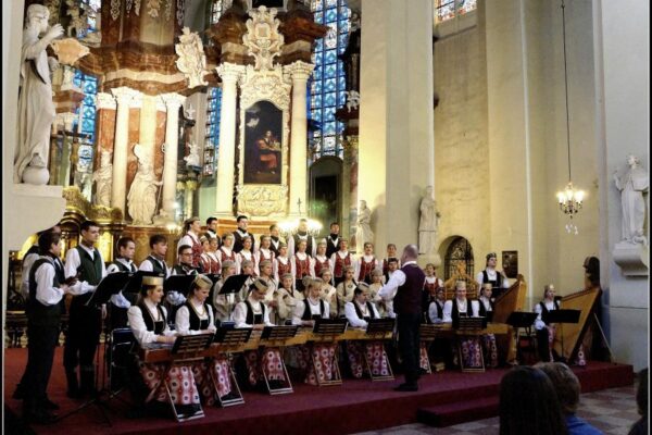 Marijampolėje – Vilniaus universiteto dainų ir šokių ansamblis bei marijampoliečių „Tūto“