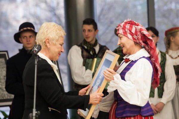 Seime atidaryta vilkaviškiečių karpinių paroda, skirta Tautinio kostiumo metams paminėti