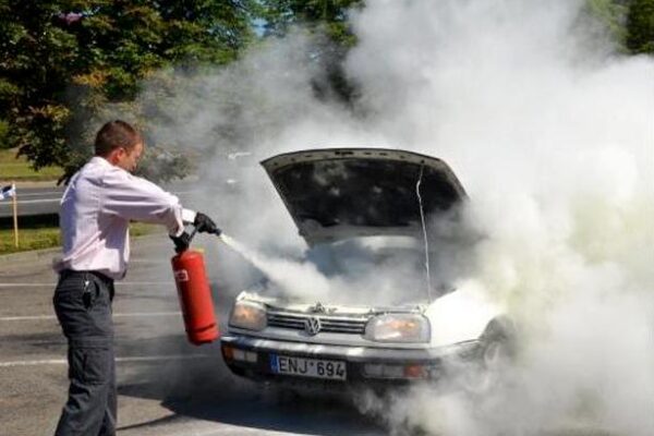 Automobilio gaisras: kaip išvengti ir gesinti