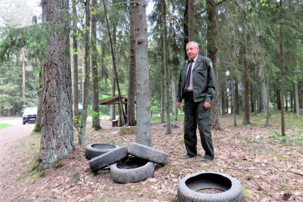 Į miškus keliauja padangos ir šiferis