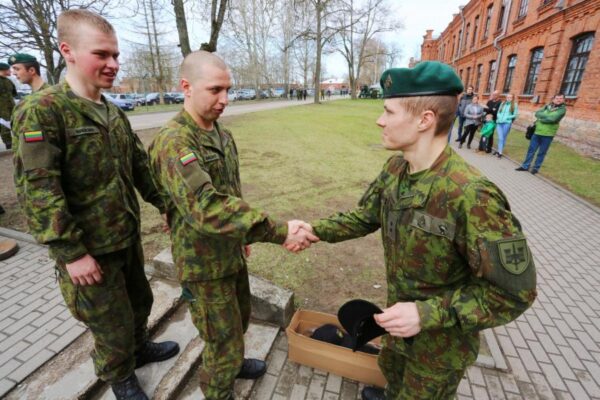 Beveik pusė Inžinerijos bataliono šauktinių liks tarnauti Lietuvos kariuomenėje