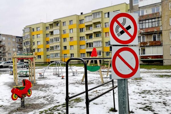 Vilkaviškio daugiabučių kiemus teršia gyventojų šunys