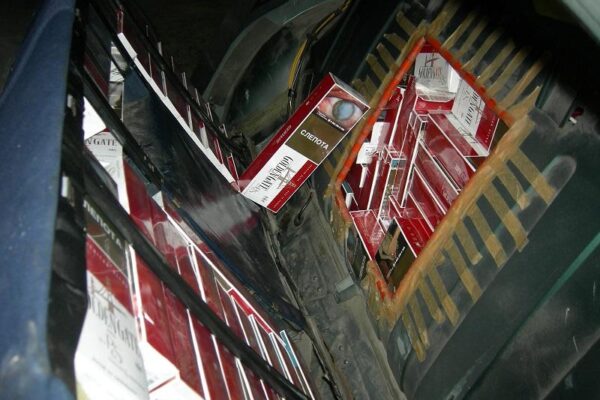 Kontrabandines cigaretes muitininkai traukė iš „Mercedes Benz“ slėptuvių