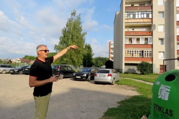 Daugiabučio gyventojų ramybę trikdo darželinukų tėvų automobiliai