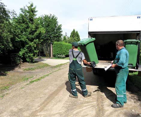 Puskilometrį tempti atliekų konteinerį – ne kiekvieno jėgoms