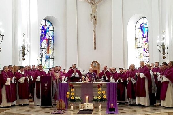 Maldų už vyskupijos kunigus vidurdienis Vilkaviškio katedroje