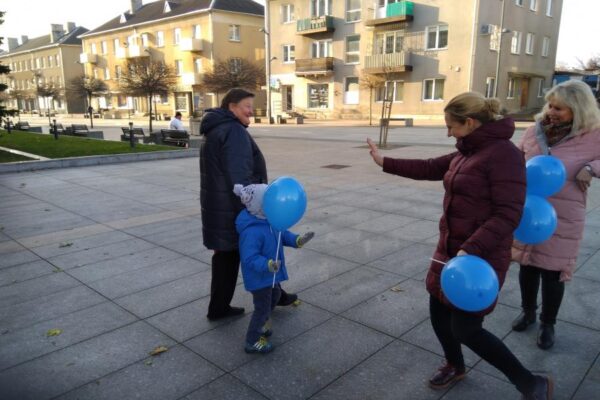 Vaiko teisių gynėjai praeiviams dovanojo balionus