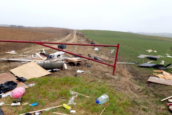 Kerštautojas ūkininko laukuose išvertė krūvą šiukšlių