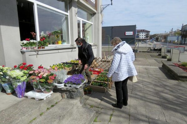 Prekiautojus augalais sukiršinusi valdžia draudimų varžtus kiek atleido