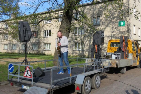 Muzikinius pasirodymus stebėjo net ant stogo