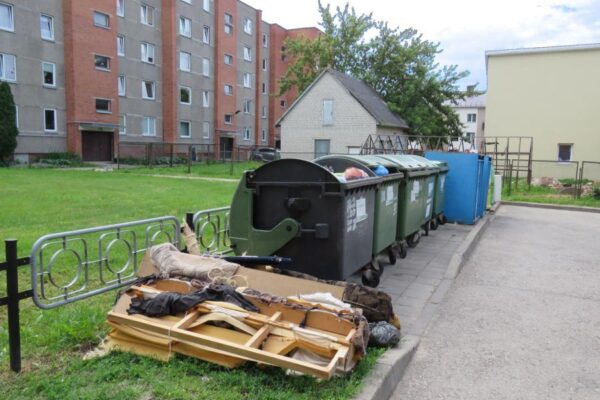 Senus baldus sukrovė prie konteinerių – ir ramu