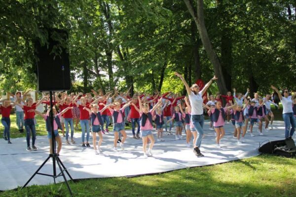 Šeimos su „Šokančiais bateliais“ pramogavo Paežerių dvare