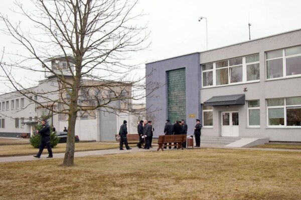 Kalinių padarytą žalą verslininkui turės atlyginti įkalinimo įstaiga