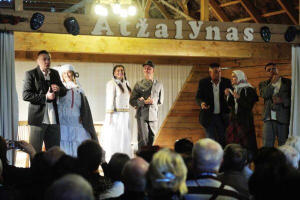 Mėgėjų teatrai Basanavičynėje pasirodė jubiliejiniame festivalyje „Atžalynas“