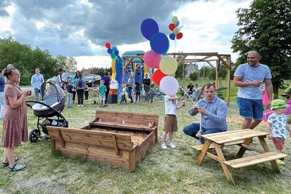 Drebulinės kaime atidaryta vaikų žaidimų aikštelė