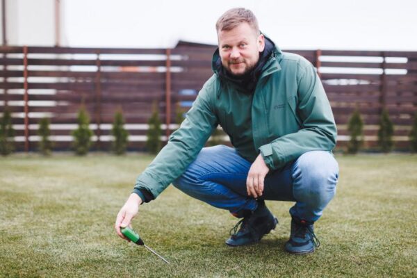 Agronomo patarimai, ką būtina nuveikti kieme jau dabar, kad kaimyno veja nebūtų žalesnė