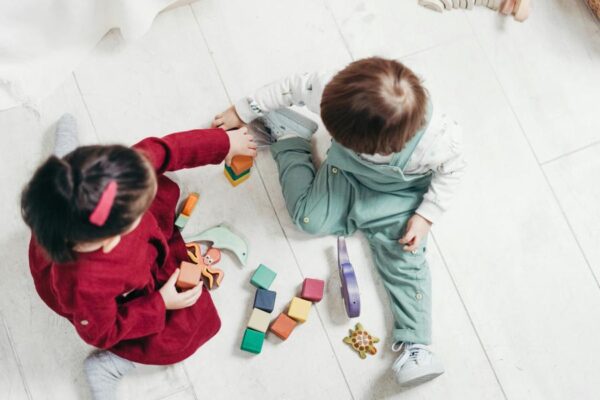 Darželinukų konfliktai: kaip mokyti juos spręsti