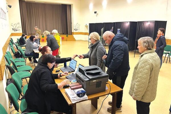 Rinkimai: Prezidentas neišrinktas, referendumas daugelį nuvylė