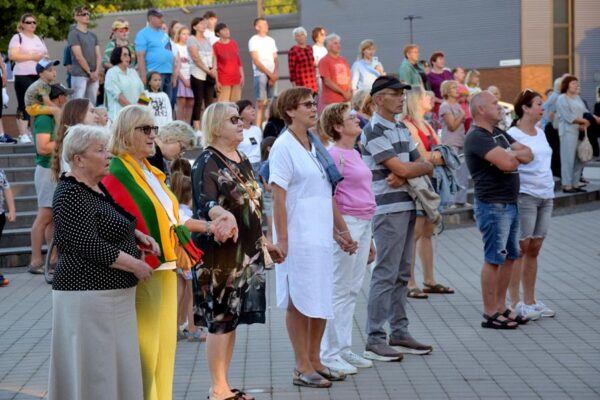 Himną giedojo kartu su viso pasaulio lietuviais