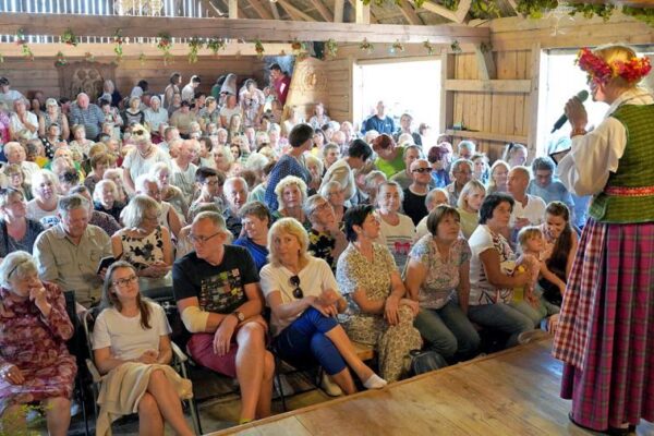 Dar vasariškai pasipuošusi Basanavičynė sutiko festivalio svečius