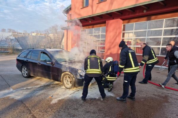 Lėkė tiesiai pas gaisrininkus į kiemą