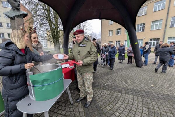 Už auką vaikams žmonės buvo vaišinami sriuba