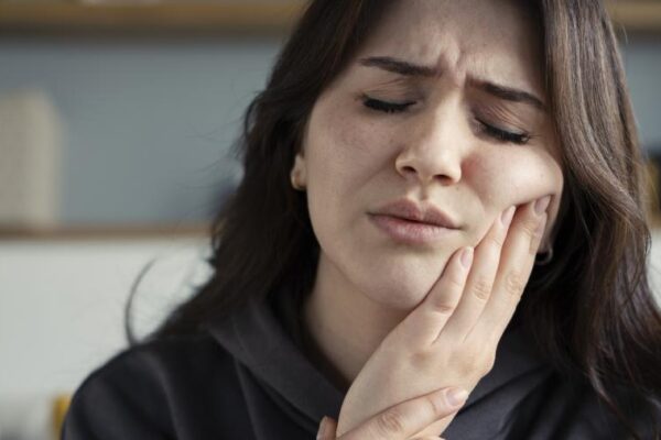 Odontologai įspėja apie mažai kam žinomą šalčio pavojų: gali „iškelti“ dantis